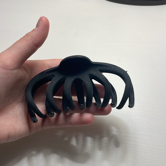 Anthropologie Courtside Matte Claw Hair Clip Black - Picture 3 of 3